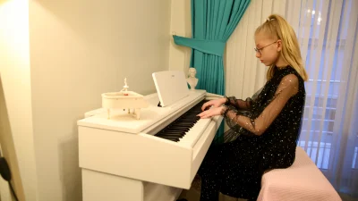 Kocaeli'de 5 yaşındayken piyano çalmaya başlayan ve müzik öğretmeninin yönlendirmesiyle