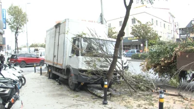 İstanbul Esenyurt’ta freni boşalan kamyonet, yoldan çıkarak kaldırıma girdi. Yaklaşık