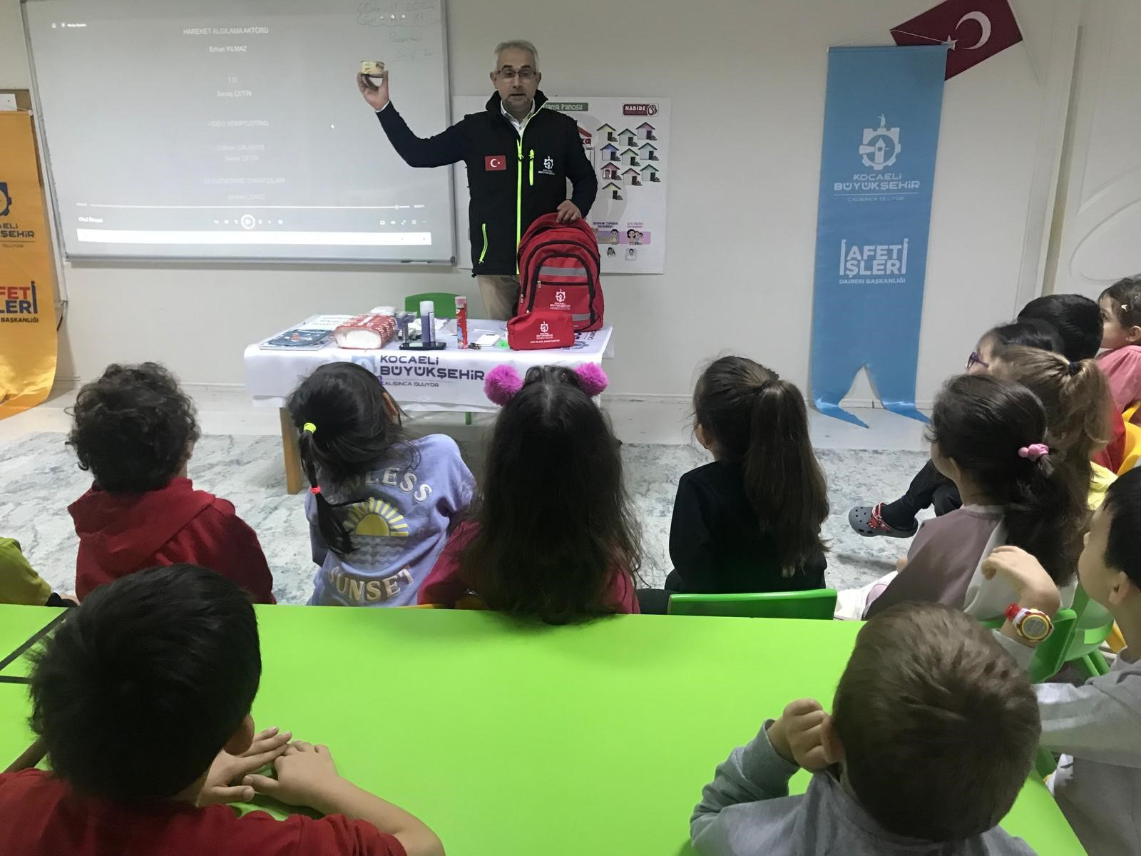 Kocaeli'de okullarda afet farkındalık eğitimleri ve deprem tahliye tatbikatları düzenlendi.