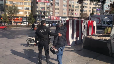 Tekirdağ Çorlu'da yol verme tartışması yüzünden otomobil sürücüsü tarafından kaskıyla