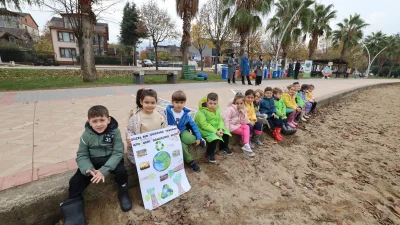 Başiskele'de öğrencilere, "Bi Atık Her Şeyi Değiştirir" sloganıyla geri dönüşüm