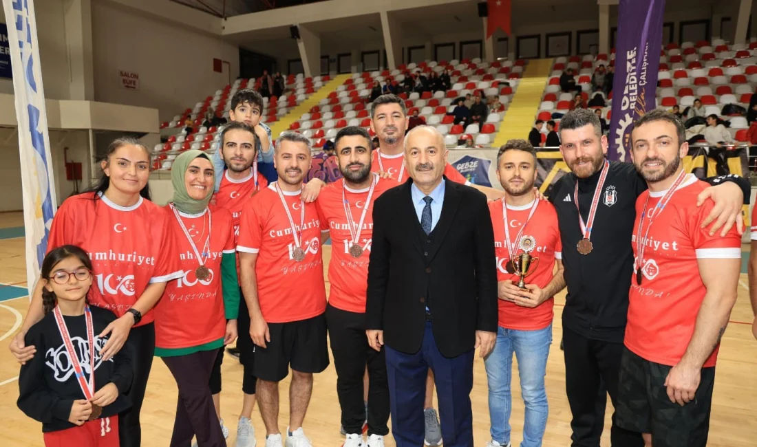 Gebze Belediyesi, ilçedeki öğretmenleri voleybol turnuvasında buluşturdu.