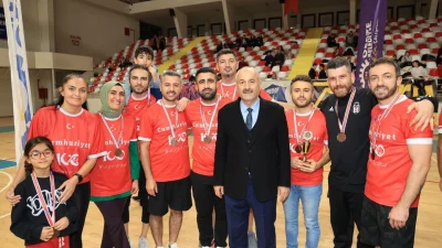 Gebze Belediyesi, ilçedeki öğretmenleri voleybol turnuvasında buluşturdu.