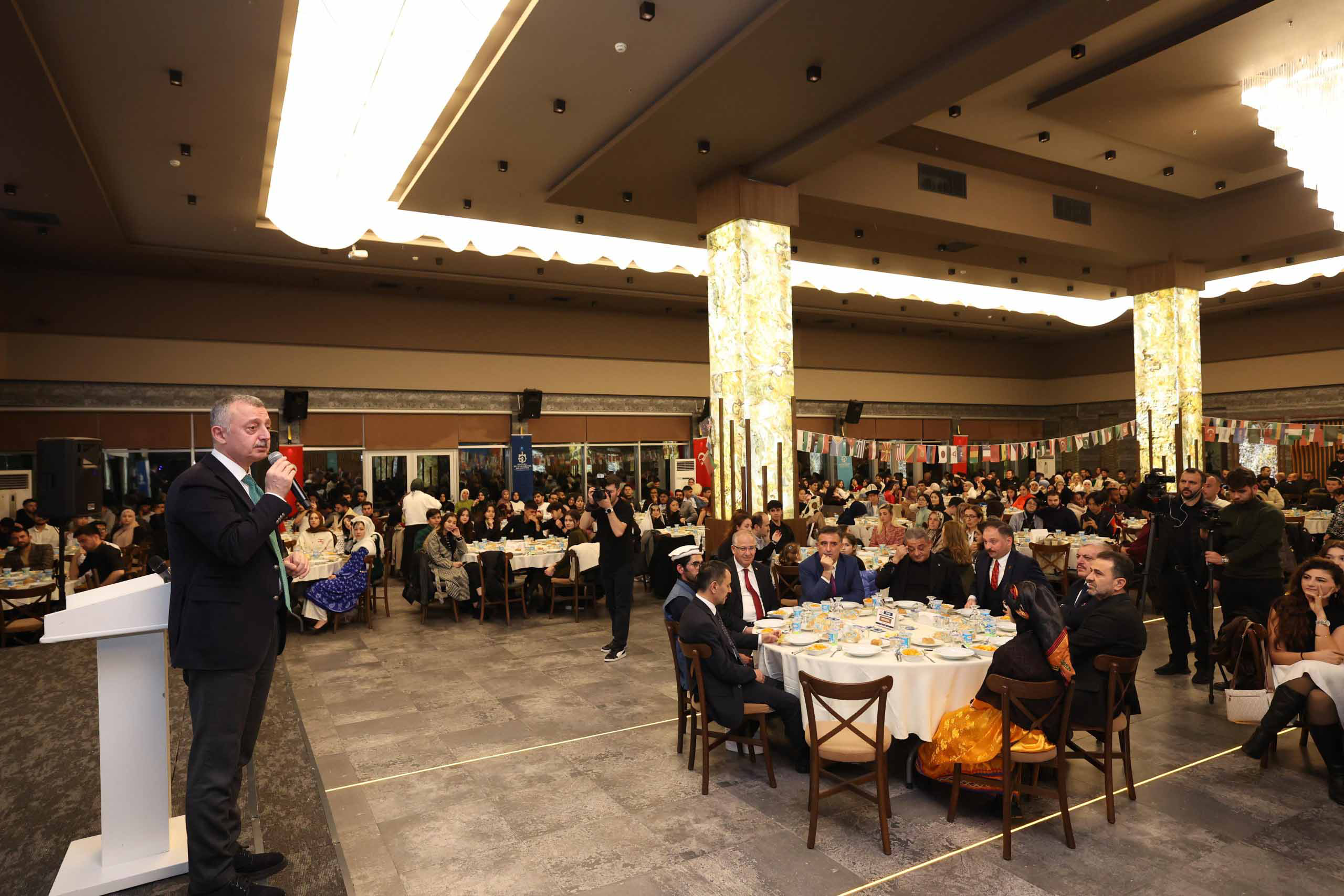 Uluslararası Öğrenciler Buluşması’nda konuşan Başkan Büyükakın, “Tek bir iyilik yapın