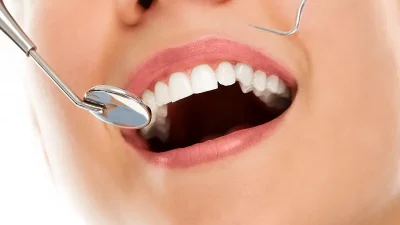 Sağlıklı bir ağız için önerilerde bulunan Uzman Diş Hekimi ve