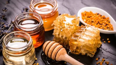 Marketlerde, pazarlarda ve internette “doğal bal” etiketiyle satılan bazı balların
