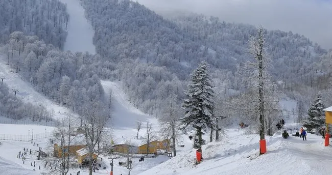 Türkiye'nin önemli kış turizm merkezlerinden Kartepe'de kar yağışı etkili oldu.