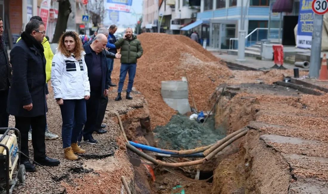 Denizciler Caddesi’nde devam eden altyapı düzenlemelerini inceleyerek, esnaflarla görüş alışverişinde