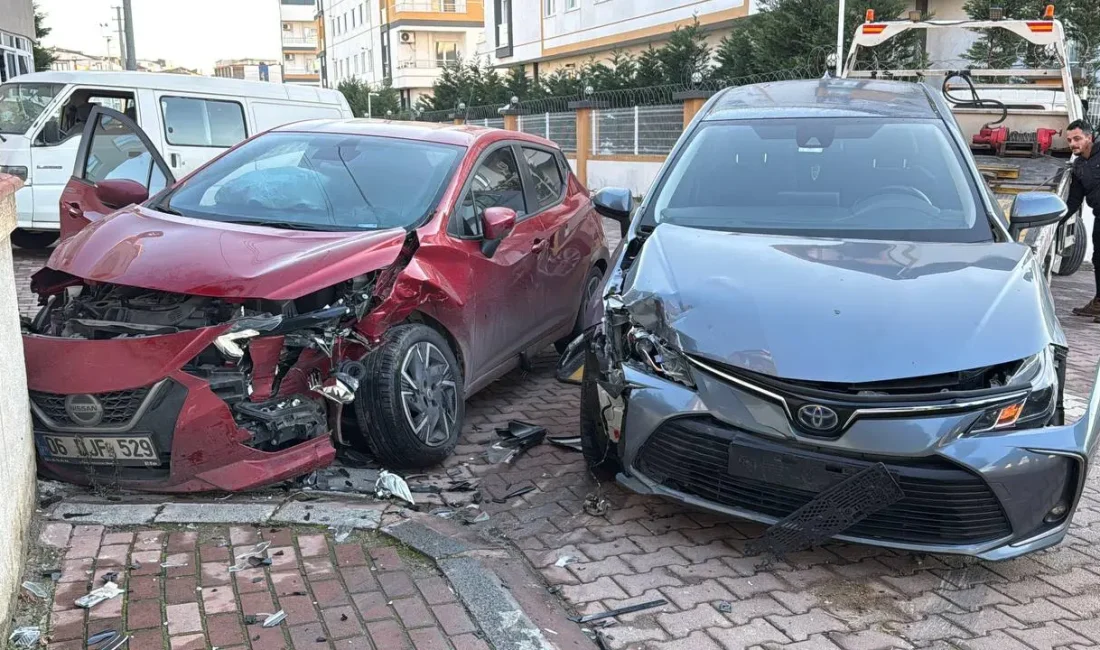 Kocaeli'nin Gebze ilçesinde iki otomobilin çarpışması sonucu 1'i çocuk 3
