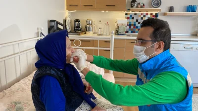 Evde sağlık hizmetleri çerçevesinde çeşitli rahatsızlıkları nedeniyle hastaneye gidemeyen kişilere