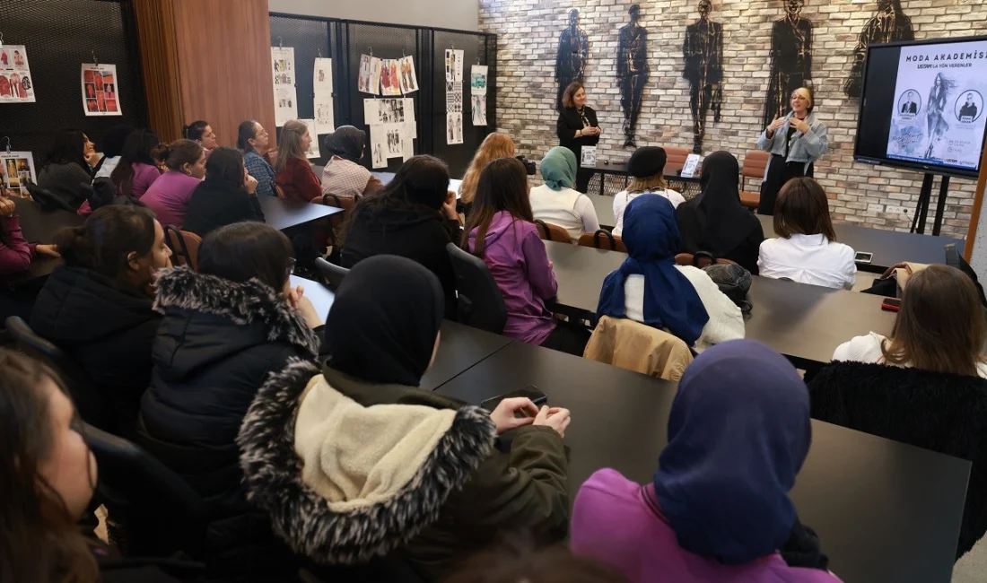 Kocaeli'de düzenlenen "USTAM ile Yön Verenler" söyleşisinde moda sektörünün önde