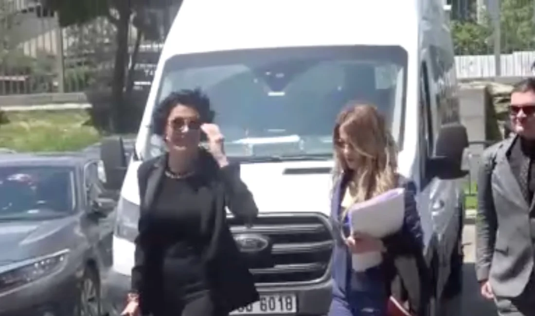 Eski manken Deniz Akkaya'nın sosyal medyadan hakime hakaret ve tehdit