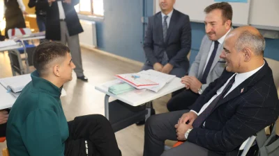 Körfez Belediye Başkanı Şener Söğüt, kentte yaşayan ve Atatürk Ortaokulu’nda