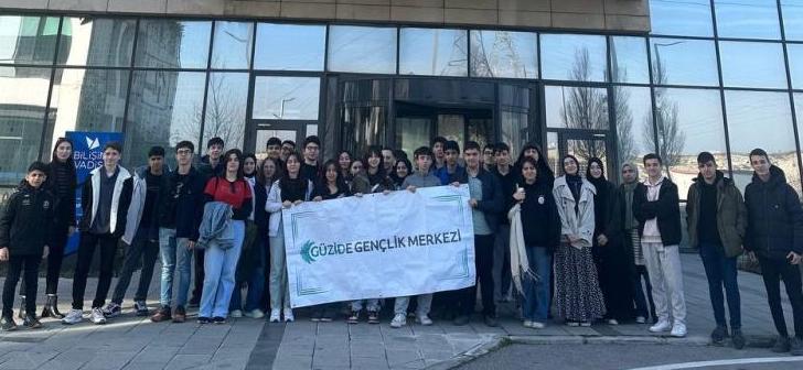 Güzide Gençlik Merkezi'nin başarılı gençleri Bilişim Vadisi'ni gezerek, yürütülen çalışmalar