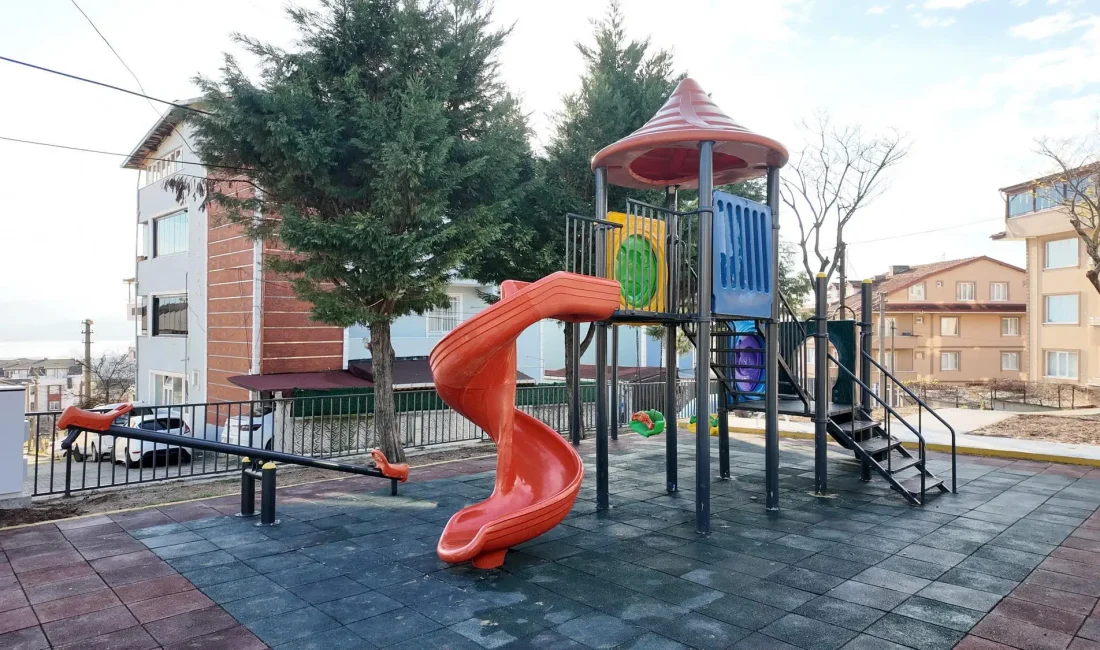 İlçe genelindeki parkları ve yeşil alanları güzelleştiren Derince Belediyesi ekipleri
