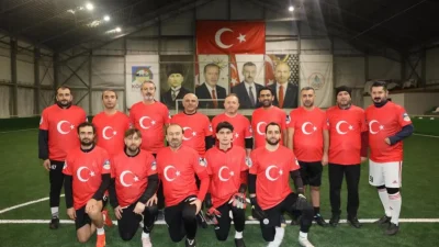Körfez Belediyesi'nin meclis üyeleri, halı saha maçında bir araya geldi.