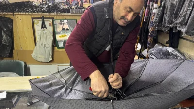 Kocaeli'nin İzmit ilçesinde kentin tek şemsiye tamircisi olarak bilinen Ali