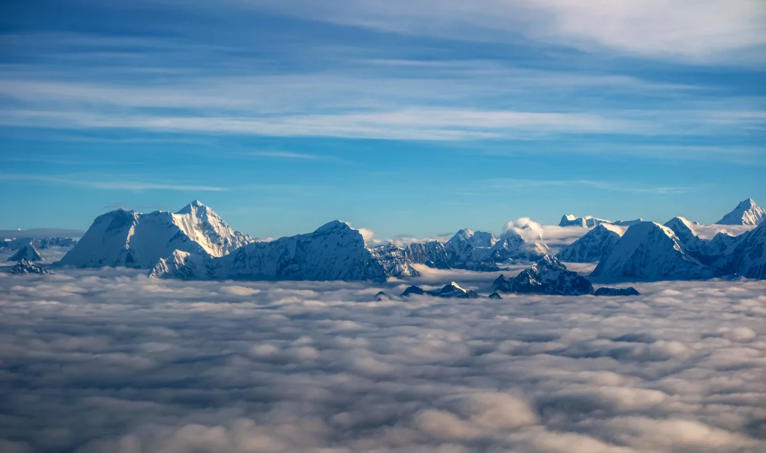 Dünya’nın en yüksek noktası Everest Dağı ve Himayalar bölgesini uçaktan