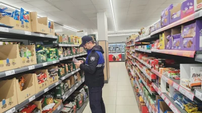 Körfez Belediyesi Zabıta ekipleri, Mimar Sinan Mahallesi’nde faaliyet gösteren zincir