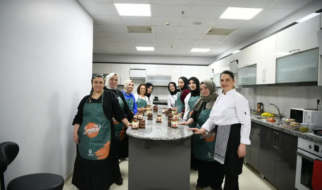 Çayırova Belediyesi'nin açtığı pastacılık kursuna katılan vatandaşlar, pasta yapımını en