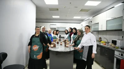 Çayırova Belediyesi'nin açtığı pastacılık kursuna katılan vatandaşlar, pasta yapımını en