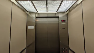 Asansörde yabancılarla birlikteyken neden tuhaf bir rahatsızlık hissederiz? Kapalı alan