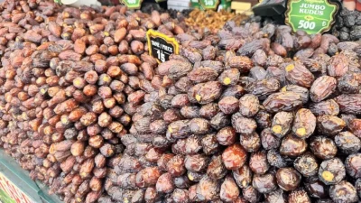 Eminönü’nde hurma çeşitleri tezgahlarda yerini aldı. Bu yıl hurma fiyatları