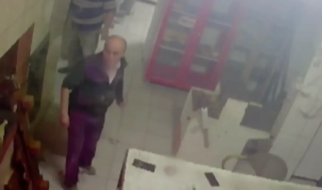 İstanbul'un Arnavutköy ilçesinde bir iş yerinde şarja takılı olan telefon,
