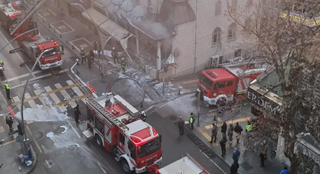 Kocaeli’nin İzmit ilçesinde bulunan Akça Camii’de korkutan yangın meydana geldi.