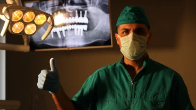Uzman Diş Hekimi ve Ağız, Diş, Çene Cerrahı Prof. Dr.