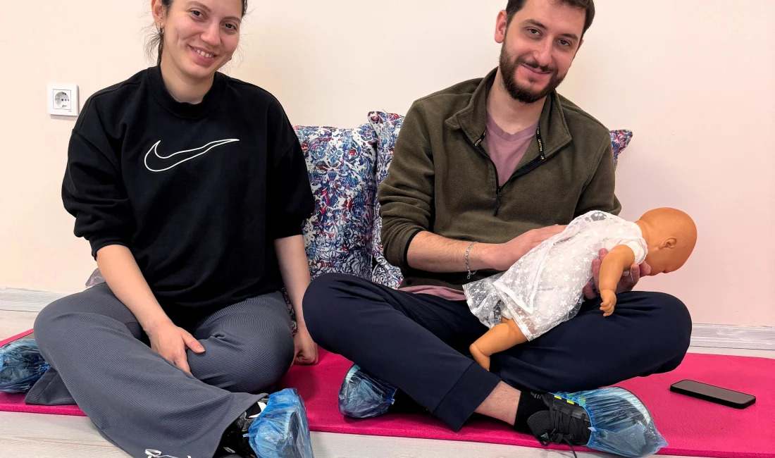 Gölcük Necati Çelik Devlet Hastanesi’nde anne ve baba adaylarına, gebelik