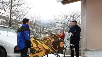 Kocaeli'de hastalığı sebebiyle yürüme kabiliyetini kaybeden kadın her türlü hava