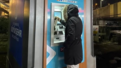 Küçükçekmece'de bir kedi, soğuk havadan banka ATM'sine sığınarak korunmaya çalıştı.