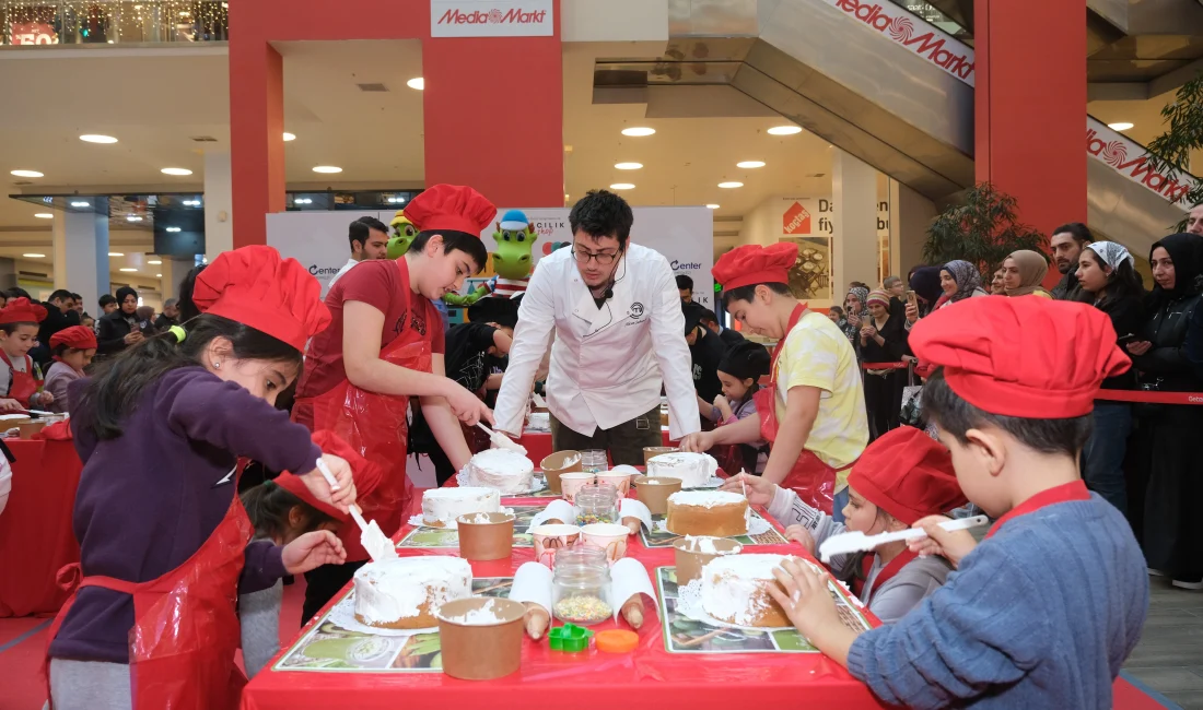MasterChef 2019 finalisti Ali Can Sabunsoy, Gebze Center'da düzenlenen pastacılık