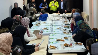 Kocaeli'nin Çayırova ilçesinde polis ekipleri bilgievlerinde eğitim gören öğrencilerin velilerine