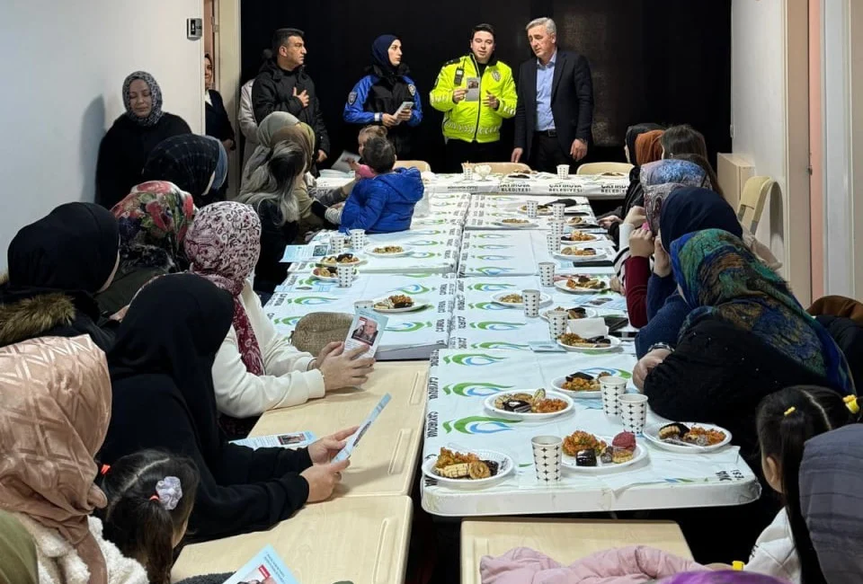 Kocaeli'nin Çayırova ilçesinde polis ekipleri bilgievlerinde eğitim gören öğrencilerin velilerine