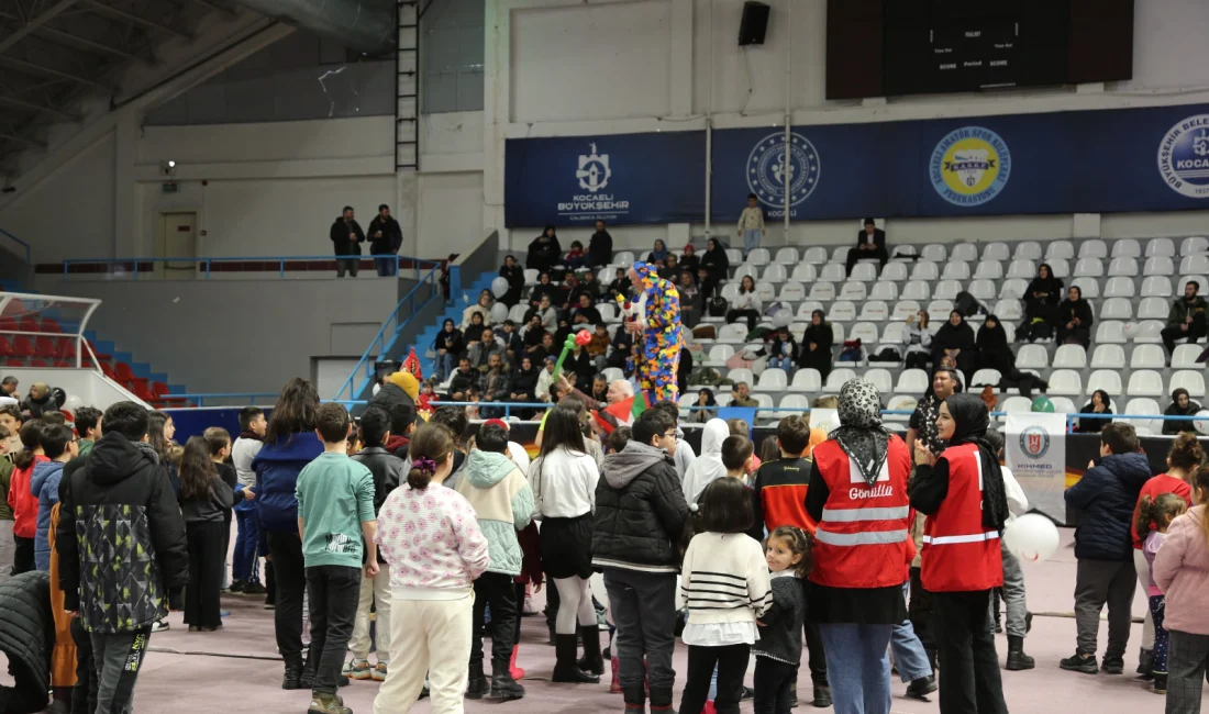 Büyükşehir’in “Minik Kalpler Ramazanı Karşılıyor” etkinliğinde bir araya gelen çocuklar,