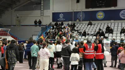 Büyükşehir’in “Minik Kalpler Ramazanı Karşılıyor” etkinliğinde bir araya gelen çocuklar,