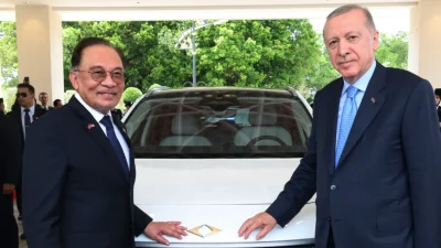 Cumhurbaşkanı Recep Tayyip Erdoğan, Malezya Başbakanı Enver İbrahim’e TOGG aracı