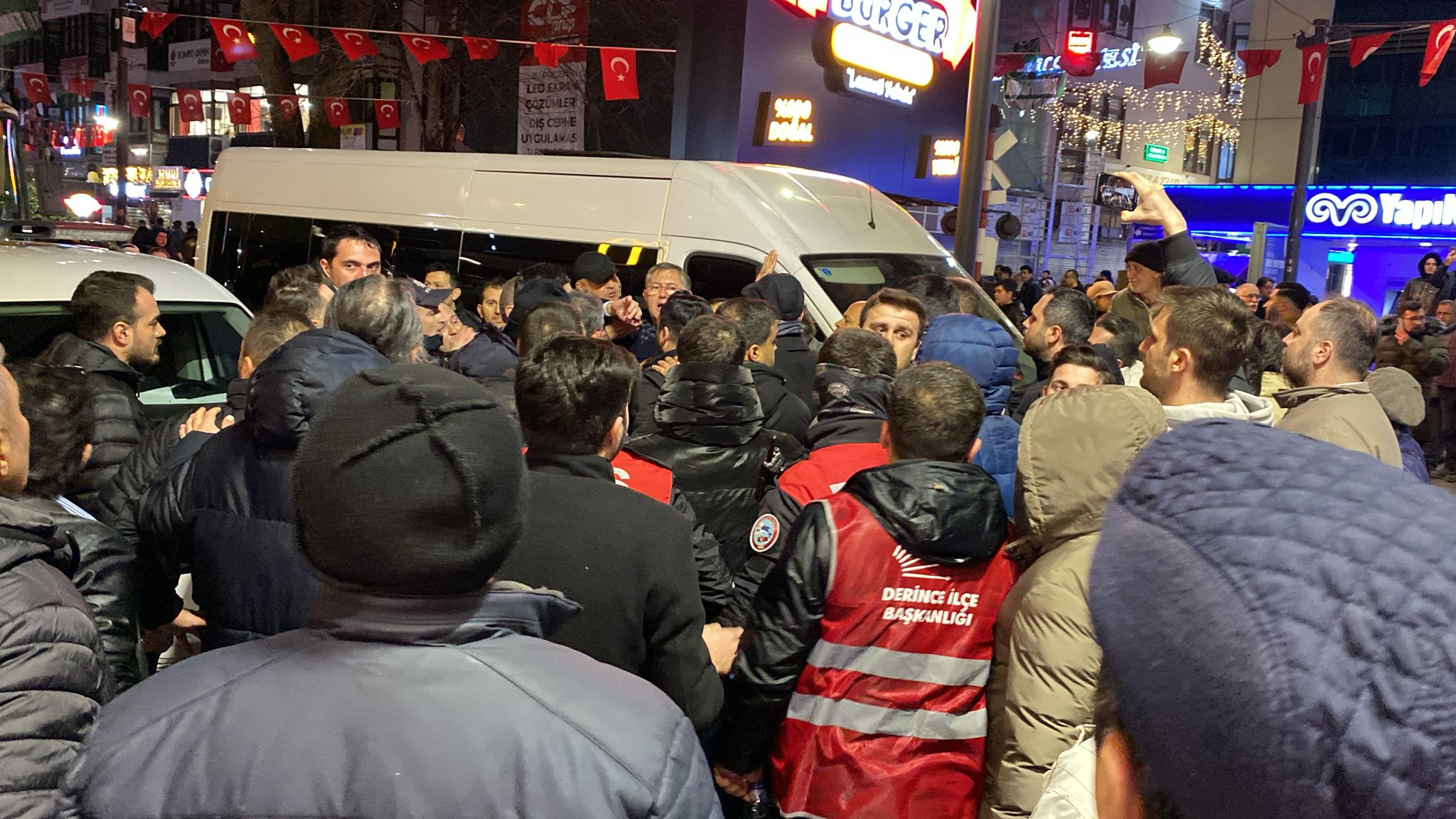 Cumhuriyet Halk Partisi’nin Genel Başkanı Özgür Özel’in bu akşam saat