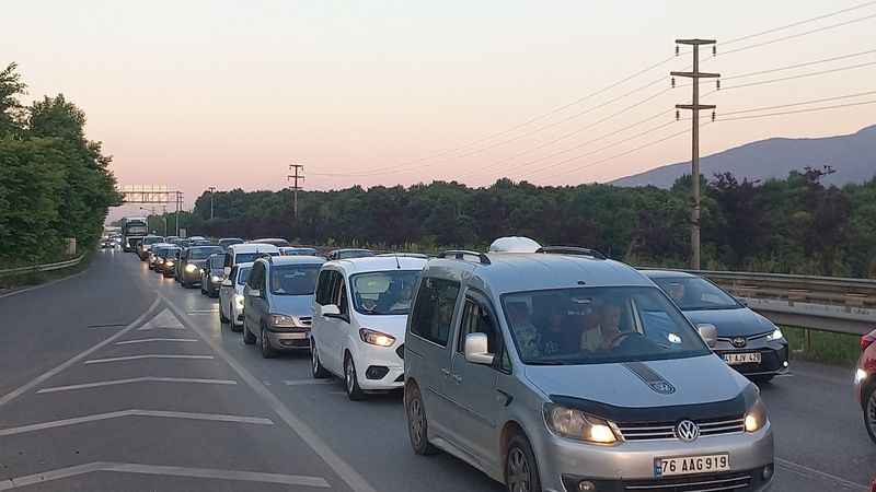 D-100 karayolunun Kocaeli Karatepe geçişinde 3 aracın karıştığı trafik kazasında