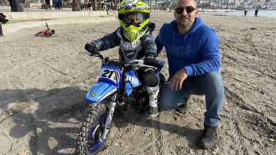 Ailesinin denetiminde Büyükçekmece'de kumsalda antrenman yapan minik motocross sporcusu çevrede