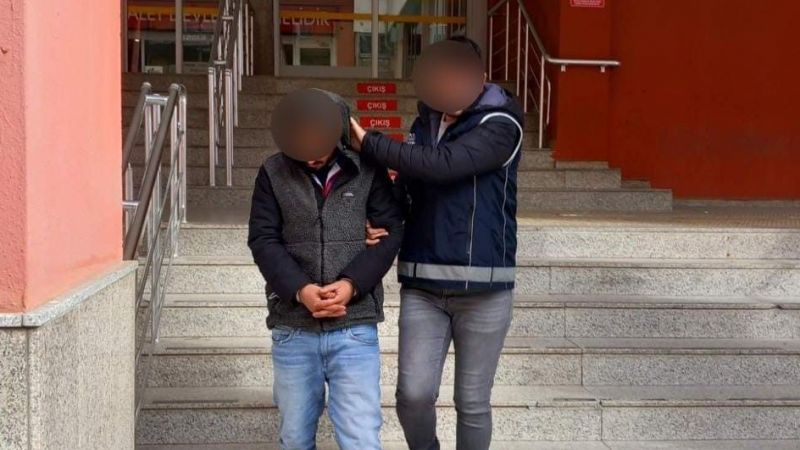 İzmit TEM Otoyolu’nda polis ekipleri tarafından durdurulan bir araçtan 4
