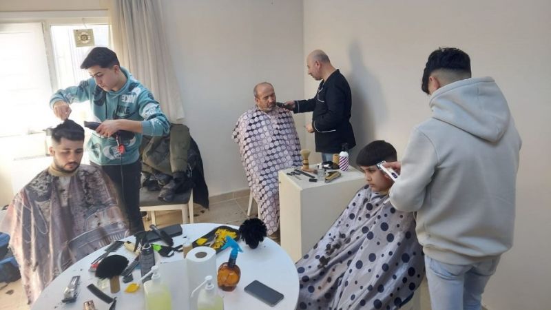 Darıca'da kuaförler depremzedeler için çalışıyor | Kocaeli Büyükşehir Belediyesi, Darıca'daki