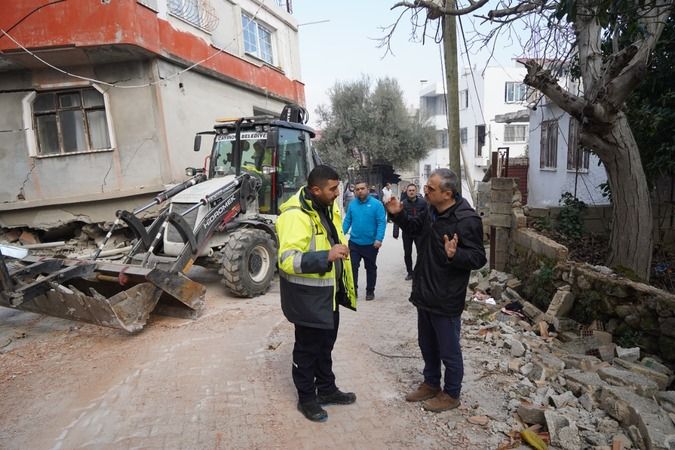 Çayırova'dan giden ekip Defne'de hayatı normale döndürmek için çalışıyor |