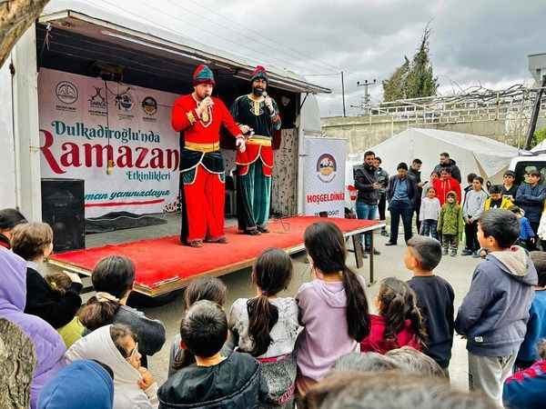 Körfez Belediyesi, Kahramanmaraş'ın Dulkadiroğlu ilçesinde depremzede çocukları Hacivat ve Karagöz