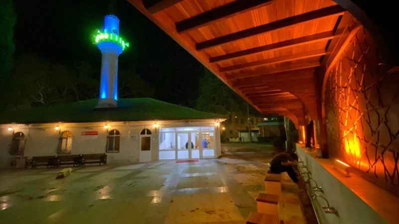 Körfez'de 1859 yılında inşa edilen Sümer Cami'nin bahçesine mimarisine uygun