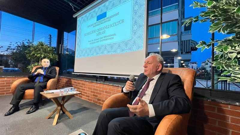 Başiskele'de düzenlenen söyleşiye katılan öğretim üyesi Prof. Dr. Mehmet Zeki