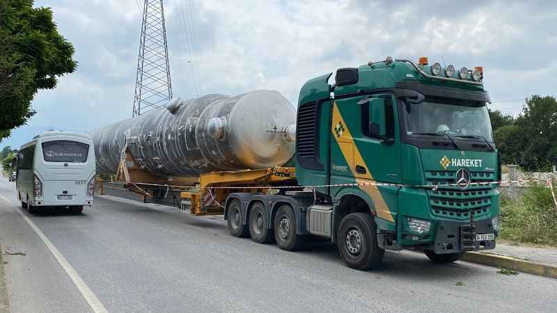 Almanya'dan Kocaeli'ye getirilen 55 metre uzunluğunda ve 53 ton ağırlığındaki