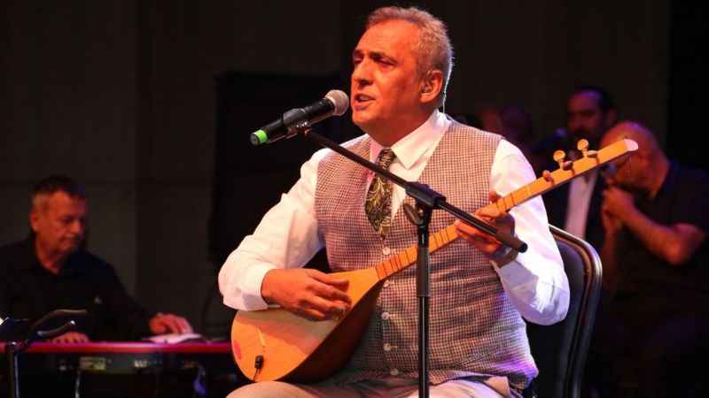Aşık Veysel, vefatının 50. yıl dönümünde Kocaeli'de Yavuz Bingöl tarafında